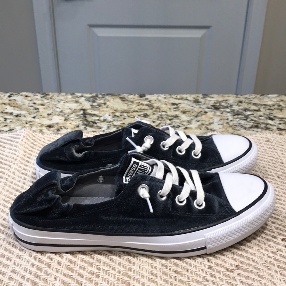 PRICE IS FIRM! Converse shoreline velvet shoes Sz 8